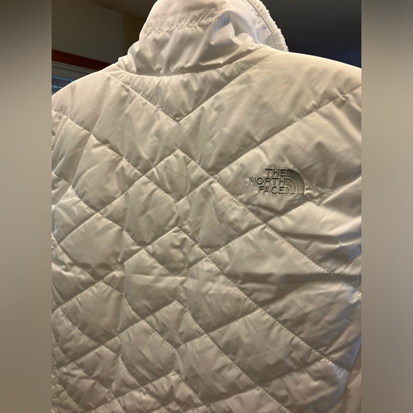 $140 The North Face Mossbud Reversible White Vest. Like new condition. Size XL. - Picture 7 of 13